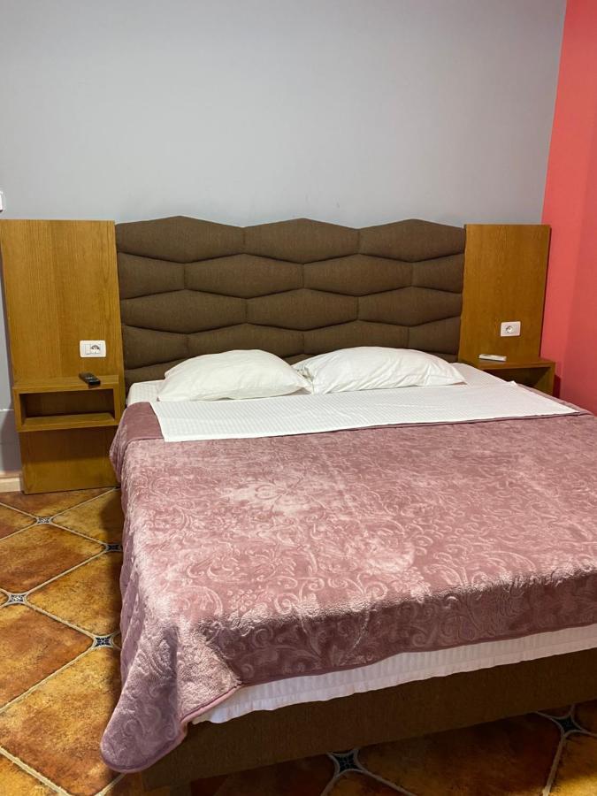 Pilo Lala Hotel Lushnje Luaran gambar